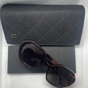 CHaNEL SUNGLASS with CALFSKIN